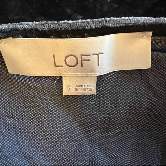Loft Dark Grey Crushed Velvet Short Sleeve V Neck Top Small - Picture 5 of 6